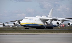 An-225 Mrija, największy samolot świata, wylądował w Warszawie