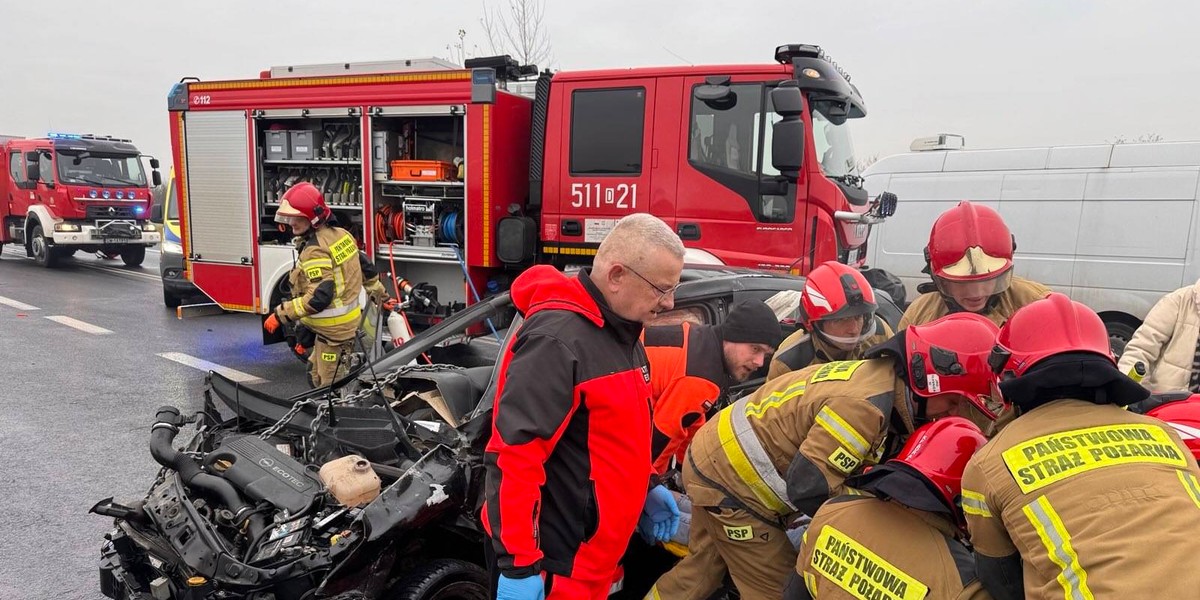 Wypadek drogowy Oleśnica-Smardzów. Zderzenie samochodu osobowego z autobusem.