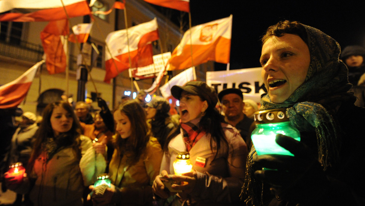 Kwiaty złożone przez uczestników niedzielnego wiecu przed Pałacem Prezydenckim, trafiły na Powązki Wojskowe pod pomnik ofiar katastrofy smoleńskiej; do ich przewiezienia użyto trzech samochodów dostawczych - poinformowały służby miejskie.