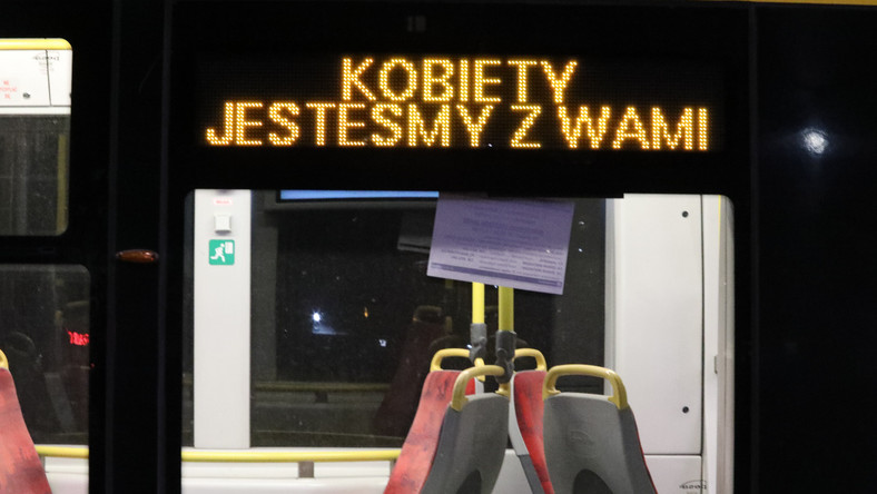 Protesty w Warszawie . Tramwaj z napisem Kobiety jestesmy z Wami
