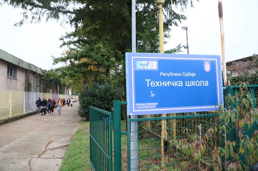 Dečak je uboden nožem ispred Tehničke škole u Železniku