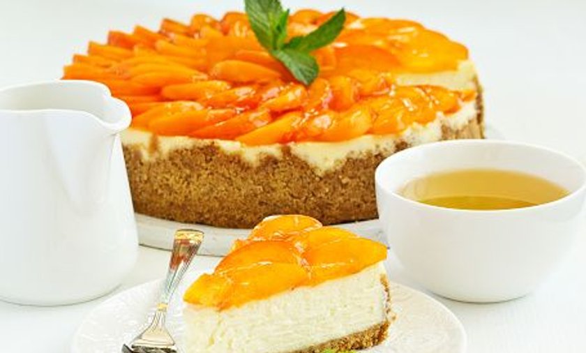 Cheesecake with peaches