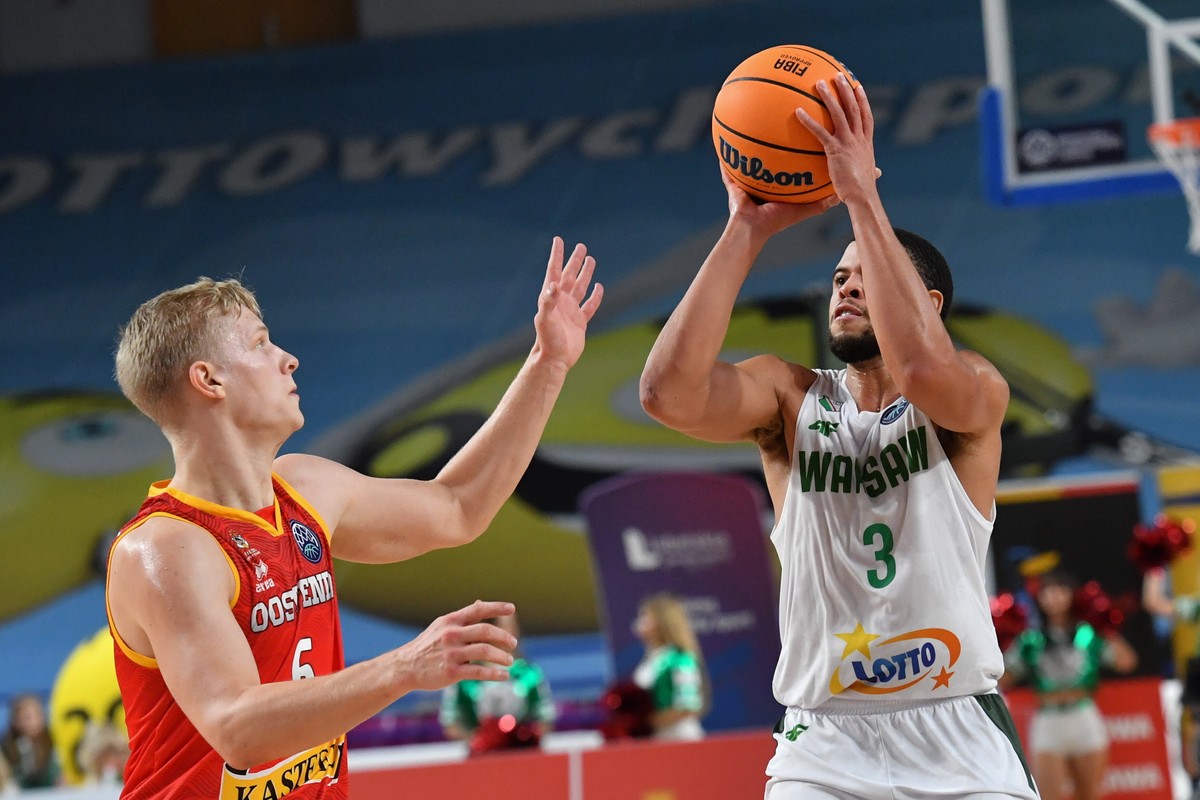 Koszykarz Legii Warszawa Ray McCallum (P) i Keye van der Vuurst de Vries (L) z Filou Ostenda podczas meczu grupy C Ligi Mistrzów FIBA