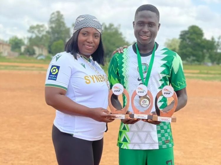 Moussa Simon et sa femme célèbrent la star des Golden Eagles Michael Emmanuel