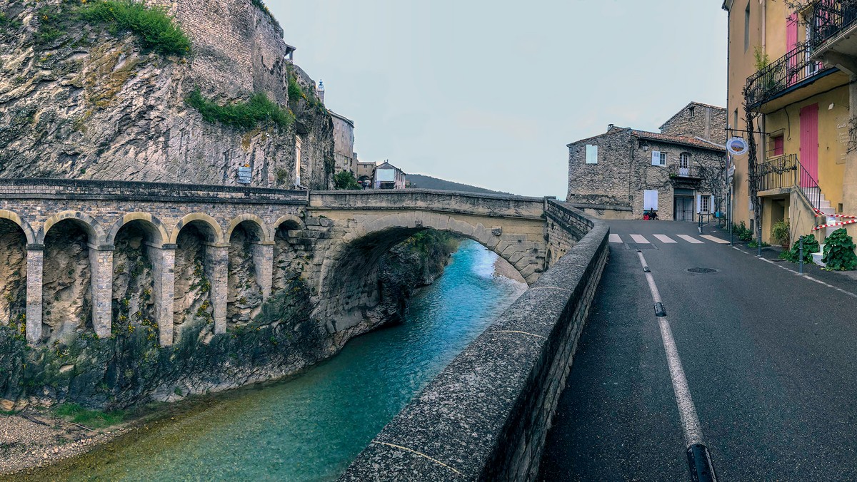 Rzymski most nad rzeką Ouvèze w Vaison-la-Romaine w Prowansji, Francja