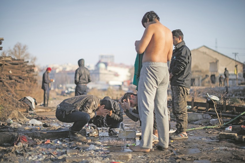 "Spavaju gladni noćima, hladno je, nemaju novca, pa misle da to moraju da rade": Migranti kod Železničke stanice u Beogradu