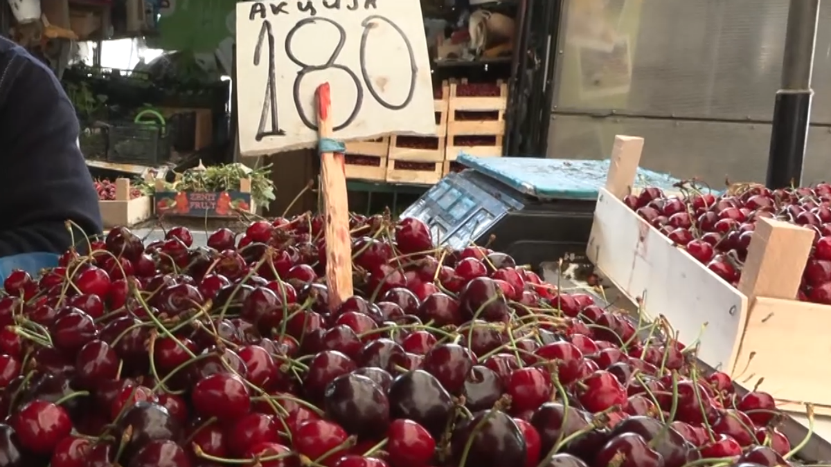 Trešnje sa 1.500 pale na 160 dinara! Na najjeftinijoj beogradskoj pijaci tezge prepune, ali prodavci zabrinuti: "Robe ima, kupaca nema" (video)