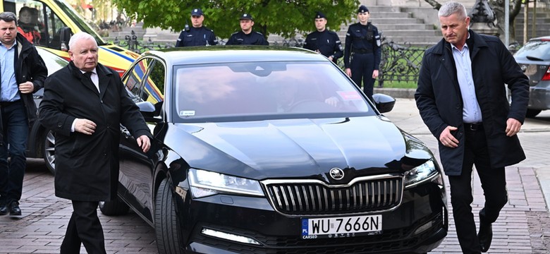 Prywatna ochrona Jarosława Kaczyńskiego nadal wchodzi do Sejmu. Kancelaria się tłumaczy