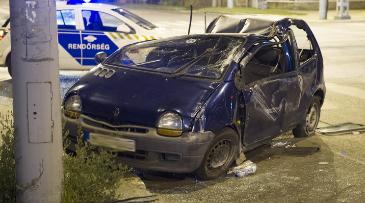 A Twingo roncsai közül a tűzoltók szabadították ki a sofőrt / Fotó: Olvasó-riporter