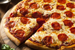 Polacy kochają pizzę. Po włoski przysmak sięga 96 proc. z nas