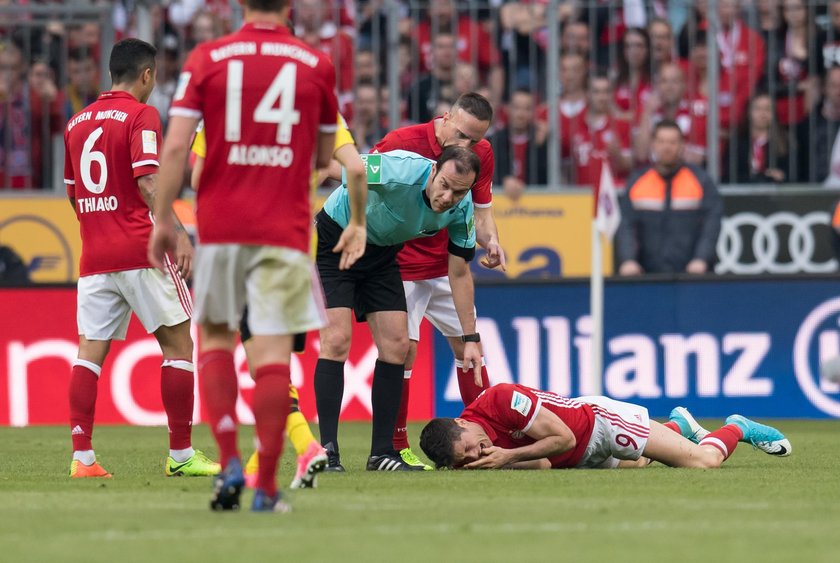 Robert Lewandowski – brutalny faul Marca Bartry na meczu z Borussią