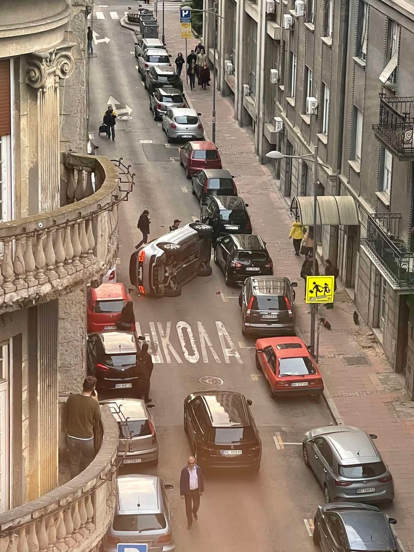 Prevrnuo se automobil u centru Beograda