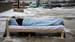 Chory na depresję i nerwicę Kuba przez dwa dni leżał w łóżku na środku Warszawy. Psychiatra: jestem dumny, że to zrobił