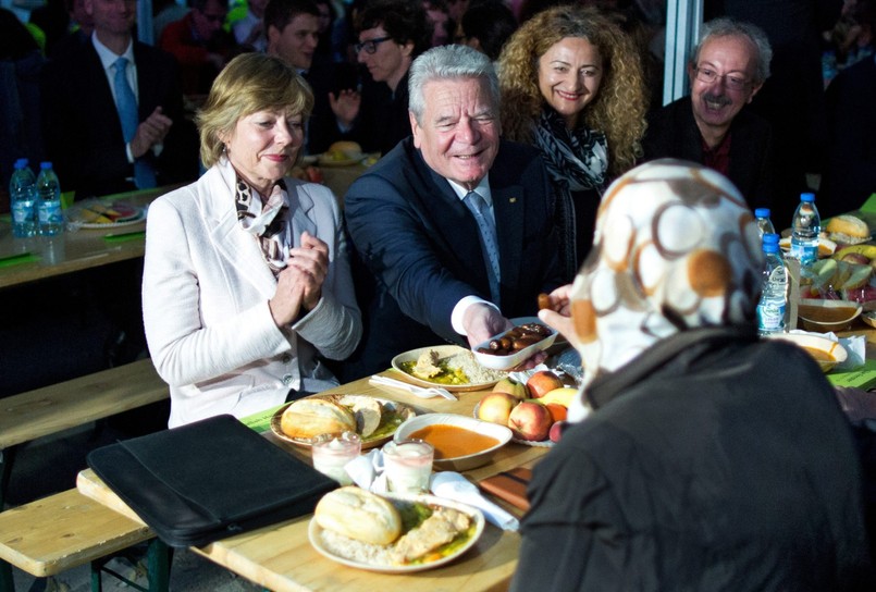 Spotkania są szczególnie ważne w czasach, gdy wzrasta nieufność- powiedział prezydent. Jak dodał, "ostatnio w niemieckim społeczeństwie ma miejsce polaryzacja, lecz równocześnie nie słabną starania o przezwyciężania nieufności i dystansu". O uroczystości piszą obszernie we wtorek niemieckie gazety. Gauck zauważył, że u niektórych ludzi strach przed islamistycznym terroryzmem przekształcił się w strach przed wszystkimi muzułmanami. To nie jest dobrze - ocenił prezydent. Jego zdaniem wielu muzułmanów czuje się z tego powodu wykluczonych ze społeczeństwa.