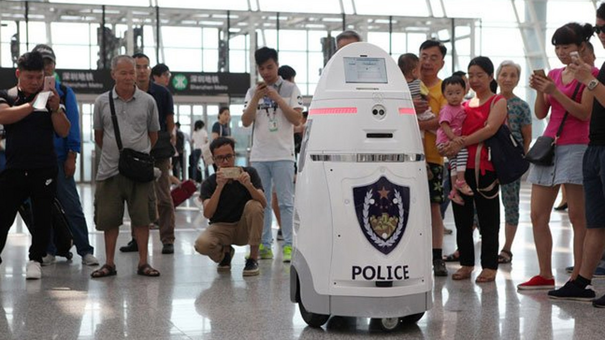 Jedno z największych lotnisk w chińskim Shenzhen od niedawna zatrudnia roboty. Podobne do R2D2 z Gwiezdnych Wojen maszyny pełnią rolę mobilnych kamer bezpieczeństwa i mogą być wykorzystywane do poszukiwania m.in. ładunków wybuchowych.