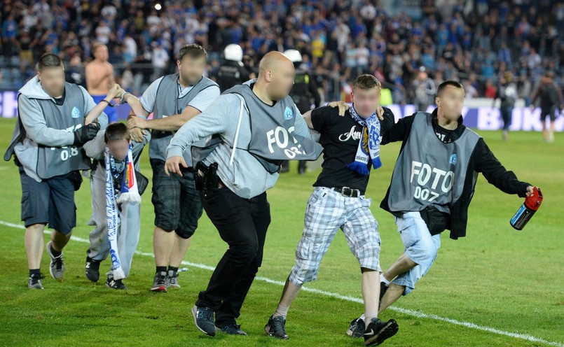 Do stadionowej awantury doszło podczas zakończonego remisem 2:2 meczu piłkarskiego między Ruchem Chorzów a Górnikiem Łęczna. W drugiej połowie mecz został przerwany na 23 minuty, ponieważ chuligani wrzucili na boisko dużą ilość zapalonych rac. „Podczas tej przerwy agresywna grupa około 50 stadionowych chuliganów wydostała się z sektorów, kierując się do budynku zarządu klubu i pomieszczeń socjalnych (…). Zabezpieczający mecz policjanci zauważyli również przygotowania stadionowych chuliganów do wtargnięcia na murawę” – relacjonowała rzeczniczka śląskiej policji podinspektor Aleksandra Nowara.