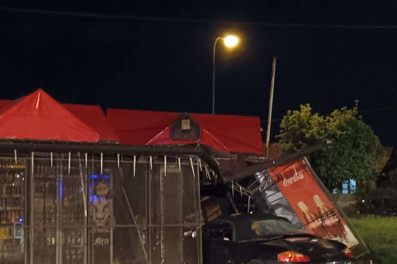 (FOTO) AUTOM PROBIO TRAFIKU! Užas u Obrenovcu: Radnica teško povređena