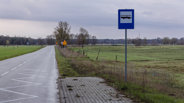 Przystanek autobusowy na wsi