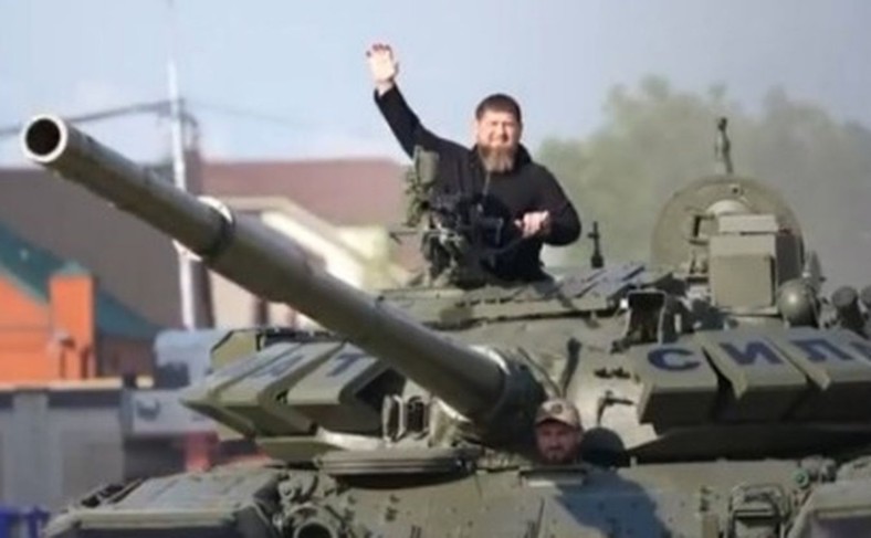 Ramzan Kadyrow w czołgu T-72B3M.