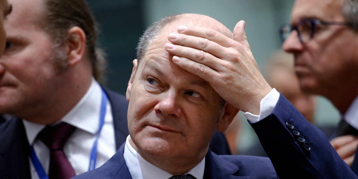 Kanclerz Olaf Scholz na razie ma tylko pod górę.