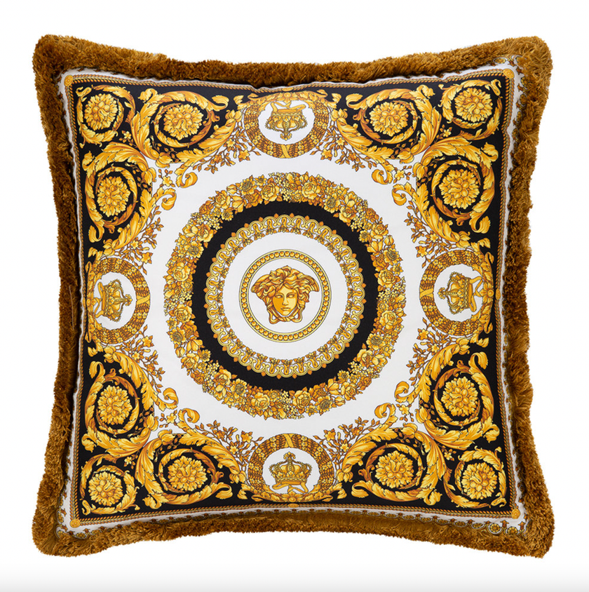Coussin «Crete De Fleur» brun, or et blanc de Versace Home, 353 francs, via Amara.