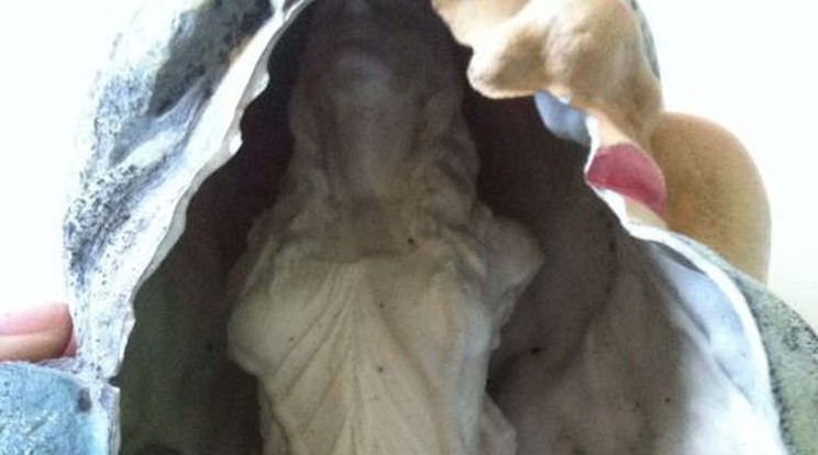 Ördögi! Transznemű Jézus-szobrot találtak a kerti törpében