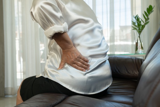 Folyton csak az egyik oldalon fáj a dereka? Ebből tudhatja, ha tumor az oka