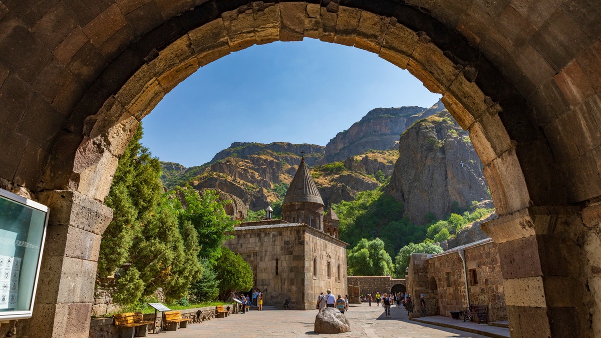 Svako ko uđe u jermenski Ostrog, oseti nešto neobjašnjivo: Manastir krije tajnu staru vekovima