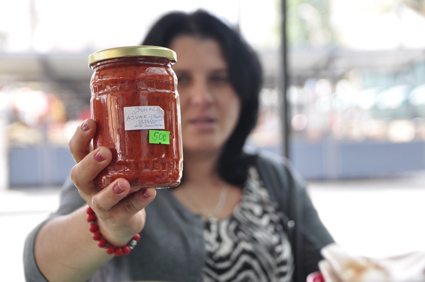 Cena ajvara u domaćim trgovinama, zavisno od gramaže, proizvođača i kvaliteta, varira od nešto manje od 200 do nešto više od 1.000 dinara