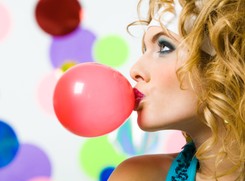 Nie żuj gumy, gdy… w szczęce klika. Czym to grozi?