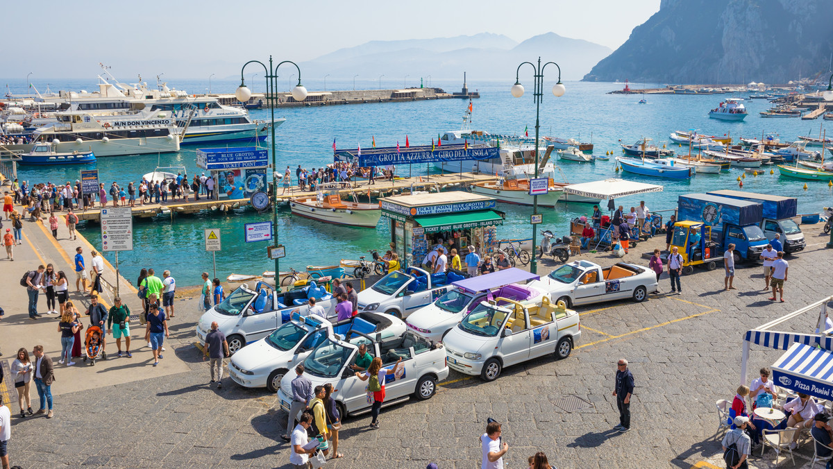 <strong>Burmistrz włoskiej wyspy Capri, na którą w weekend przybyły tłumy turystów, wyraził w niedzielę zaniepokojenie brakiem przestrzegania przez nich wymogów sanitarnych i zwrócił się do sił porządkowych o wzmocnienie patroli.</strong>