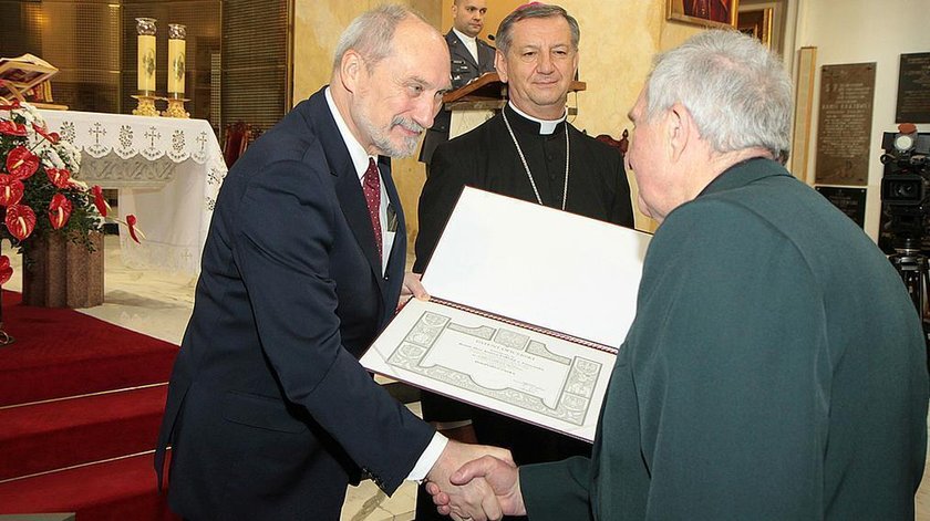 Macierewicz nagrodził 132 księży