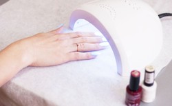 Niepokojące doniesienia: Lampy UV do paznokci powodują rakotwórcze mutacje
