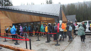 Turyści nie wystraszyli się deszczu i chłodu. Na szlaki w Tatrach wyszło tysiące osób