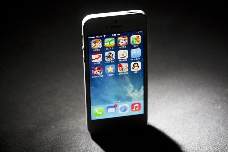 W 2013 roku Apple po raz pierwszy zaprezentowało jednocześnie dwa smartfony - flagowego iPhone'a 5S oraz budżetowego (ale tylko z nazwy) iPhone'a 5C. Pierwsze z urządzeń został wyposażone w 64-bitowy procesor A7. Nowością był również czytnik linii papilarnych Touch ID umieszczony na przycisku 'HOME' oraz system iOS 7 - największa i najważniejsza aktualizacja systemu mobilnego Apple'a od jego powstania.