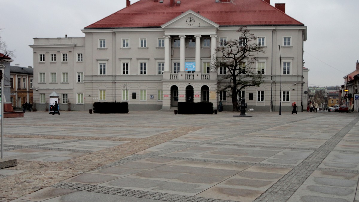 Kieleccy radni zagłosowali dziś m.in. za zmianą uchwały w sprawie podziału Miasta Kielce na stałe obwody głosowania, ustalenia ich numerów i granic oraz siedzib obwodowych komisji wyborczych. Podjęto też uchwałę w sprawie utworzenia odrębnych obwodów głosowania w mieście w wyborach do Parlamentu Europejskiego. Powstaną m.in. w szpitalach czy zakładach karnych.