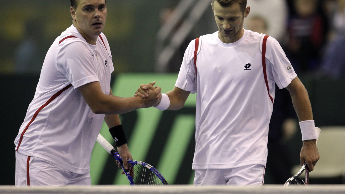 Mariusz Fyrstenberg i Marcin Matkowski odpadli z halowego turnieju ATP Tour na twardych kortach w Walencji (pula nagród 2,019 mln euro), przegrywając w pierwszej rundzie 5:7, 4:6 z Jeanem-Julianem Rojerem i Erikiem Butoracem.