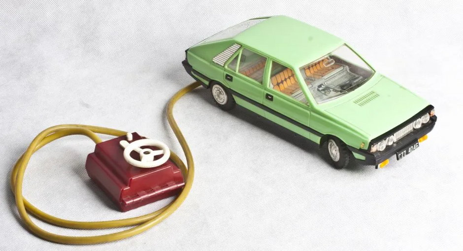Auto-zabawka z PRL-u: polonez sterowany na kablu