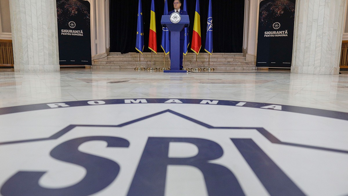 Serviciile secrete din România de după 1990. Primul șef al SRI, Virgil Măgureanu, deconspirat ca ofițer de Securitate. Marile scandaluri în care a fost implicată instituția