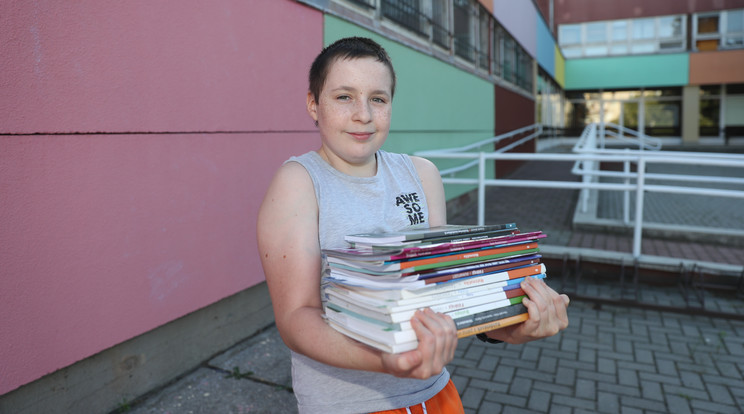Tomi kifejezetten örül, hogy kezdődik az iskola, és végre bemehet, már a könyveit is átvette. /Fotó: Zsolnai Péter