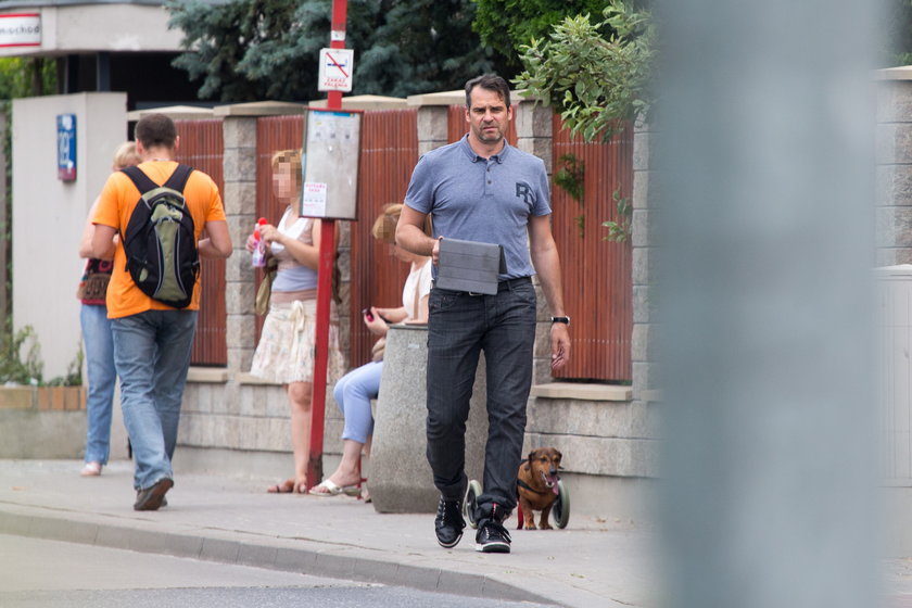 Paweł Deląg z psem na wózku inwalidzkim na spacerze