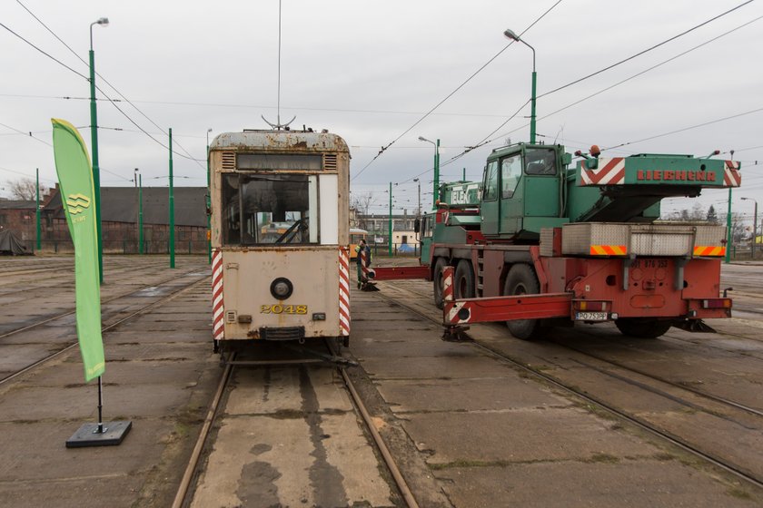 Zdezelowany wagon, w którym będzie kawiarenka