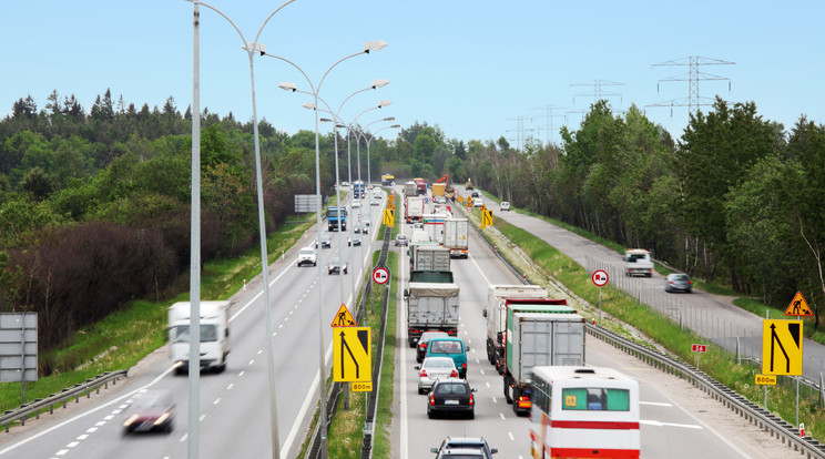 Karambol miatt torlódnak a járművek az M0-s autóúton Gyálnál /Illusztráció: Northfoto