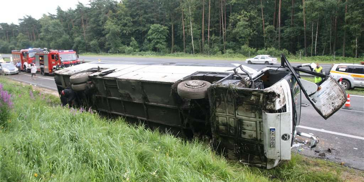 Autokar na poboczu A4