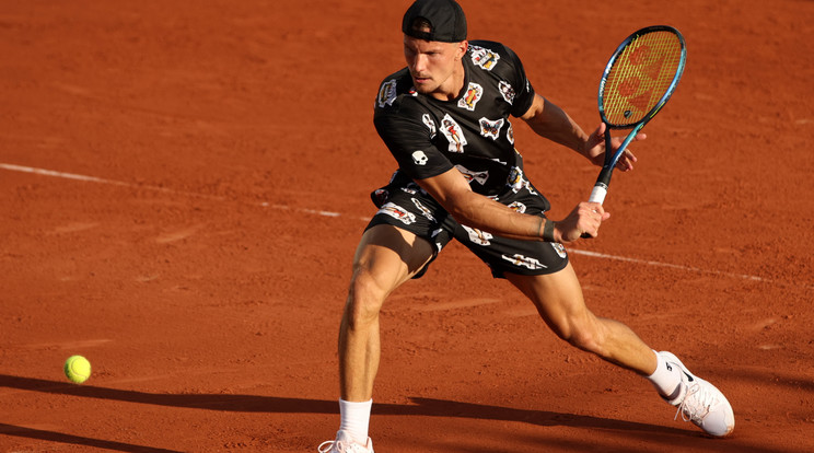 Fucsovics nem mindennapi szerelésben teniszezik a Roland Garroson /Fotó: Getty Images