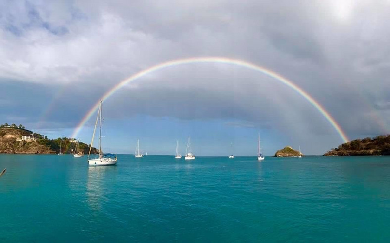 Tęcza nad zatoką Deep Bay na wyspie Antigua