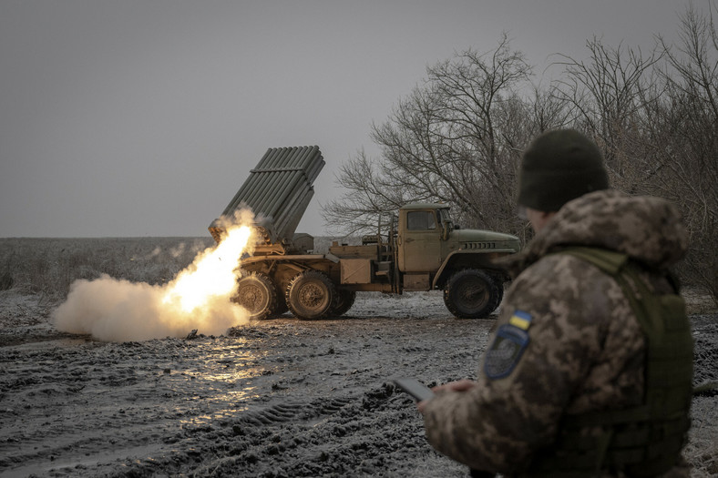Żołnierze armii ukraińskiej prowadzą ostrzał w kierunku Awdijiwki w obwodzie donieckim, 16 grudnia 2023 r.