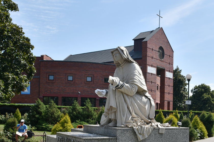 Zniszczony pomnik św. Faustyny