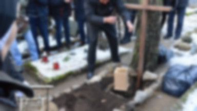 Grób Ireny Dziedzic w Laskach jest zaniedbany? Mamy komentarz
