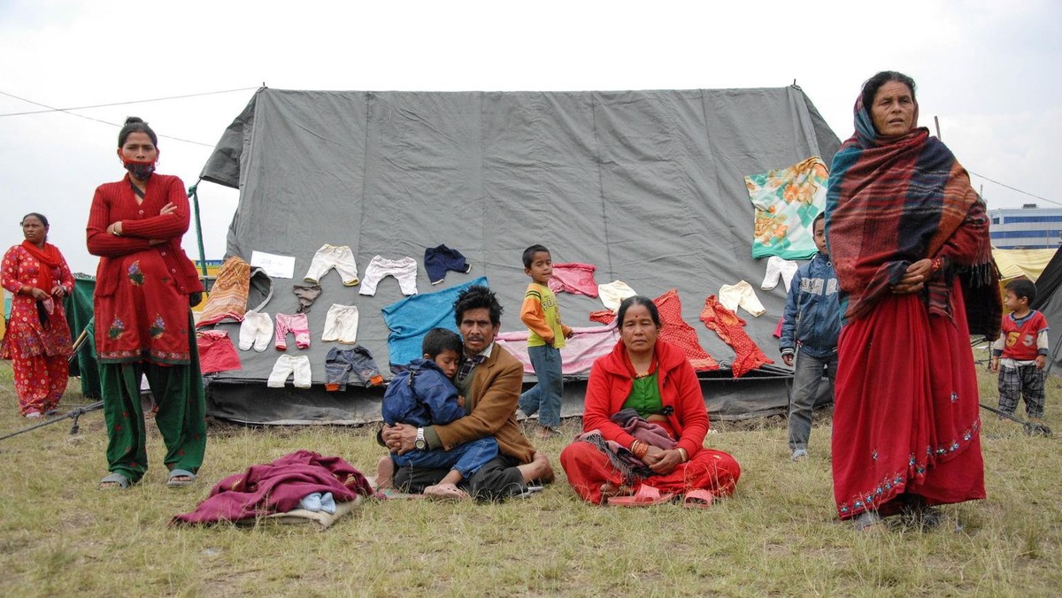 Tydzień temu Nepal znowu nawiedziły wstrząsy wtórne. Nepalczycy wciąż żyją w strachu. Pomimo wsparcia wielu organizacji pomocowych w wielu dystryktach nadal panuje chaos. Dochodzi też do przestępstw. Pracownicy UNICEF dostają sygnały o próbach handlu dziećmi, organizowaniu nielegalnych adopcji.